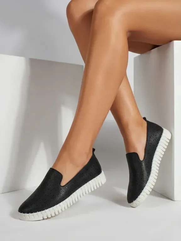 Qasi áttört női slip-on cipő